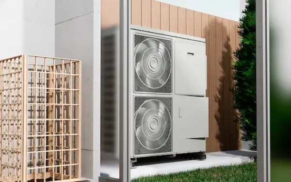 Moderne Wärmepumpe vor einem Wohnhaus als effiziente Heizlösung