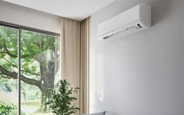Klimaanlage im hellen Wohnzimmer mit moderner Wohnraumgestaltung