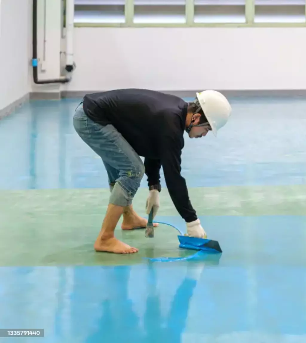 Handwerker gießt Epoxidharz-Beschichtung – All-Around-Handwerker Berlin