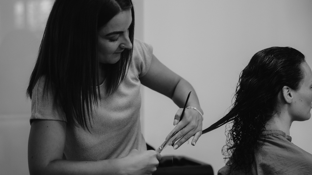 Frau mit neuem Haarschnitt