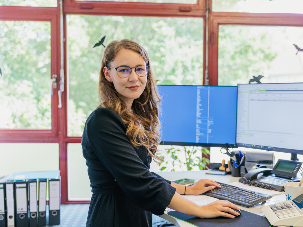Lächelnde Frau im Büro