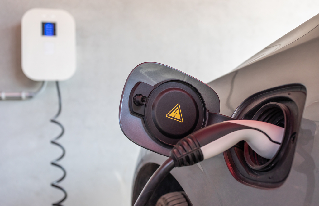 Elektroauto wird auf dem Wandkasten aufgeladen