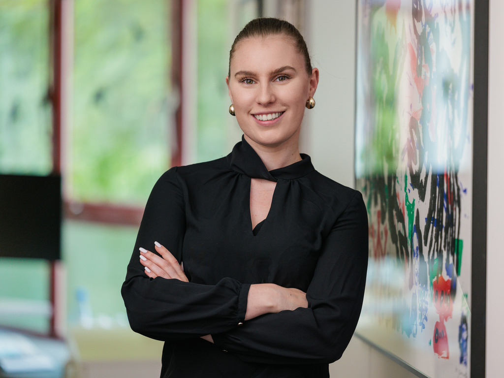 Lächelnde Frau im Büro