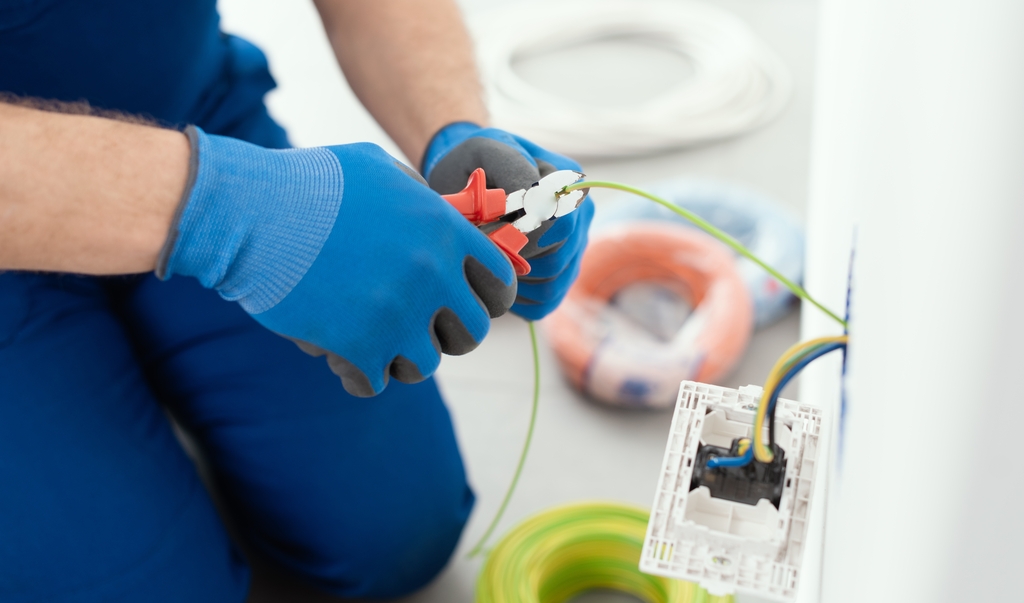 Professioneller Elektriker, der an der Elektrotechnik, dem Heimwerkerkonzept und dem Reparaturkonzept arbeitet