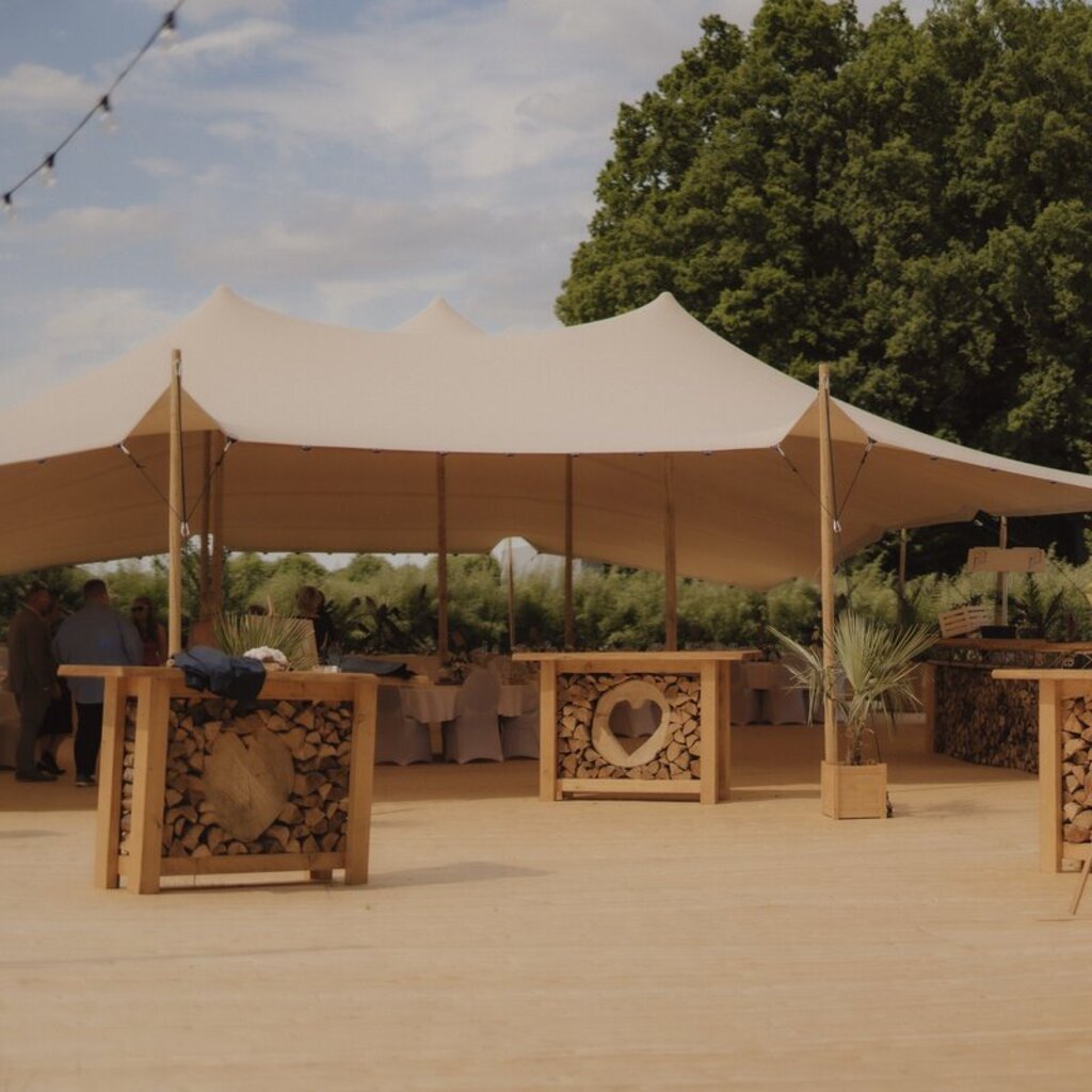 Stretchzelt für Event in beige auf Holzterasse