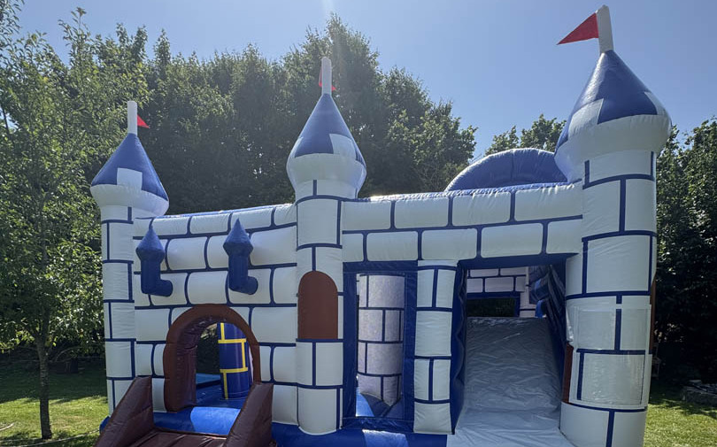 Ritterburg mit Rutsche