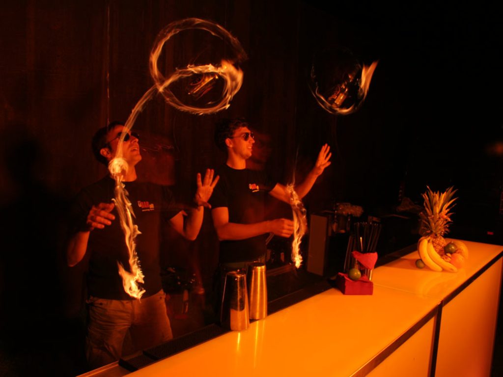 mobile Cocktailbar Berlin mit Showbarkeepern