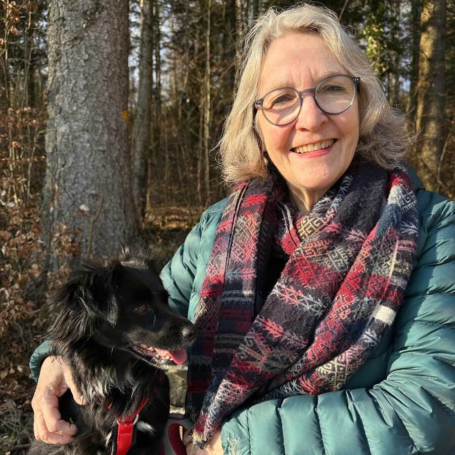 Eine sympathische Frau mit ihrem Hund
