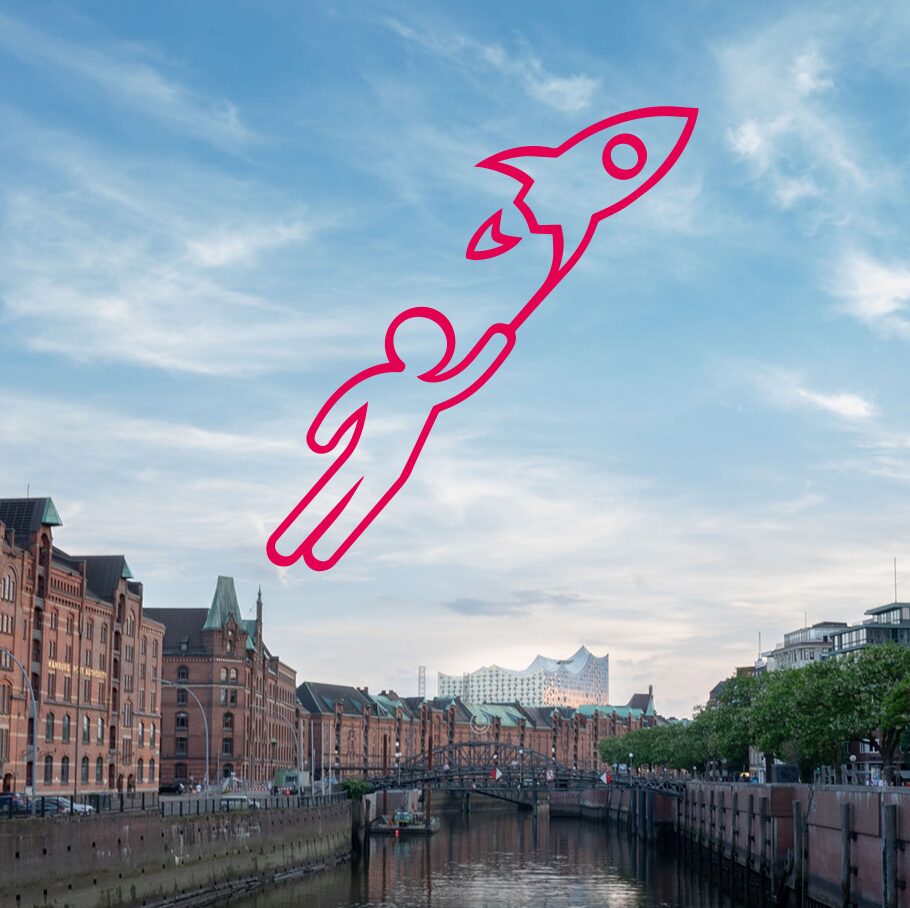 Illustration eines Männchens, das an einer Rakete in den Himmel aufsteigt – vor einem Foto der Hamburger Speicherstadt