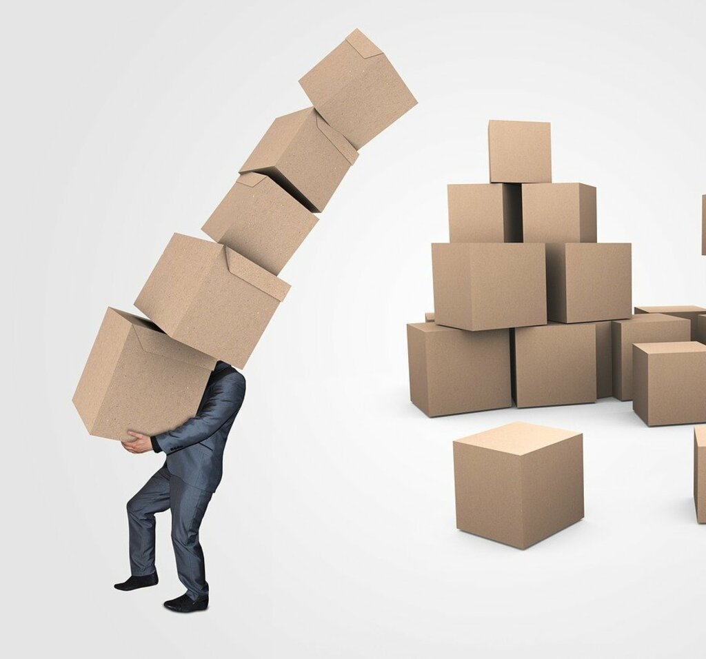 Umzugskartons und Frau