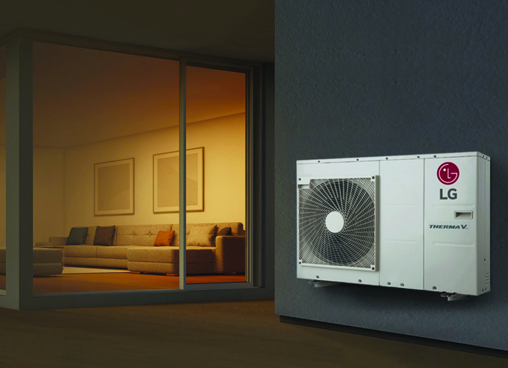 LG Wärmepumpe an der Außenwand eines modernen Einfamilienhauses