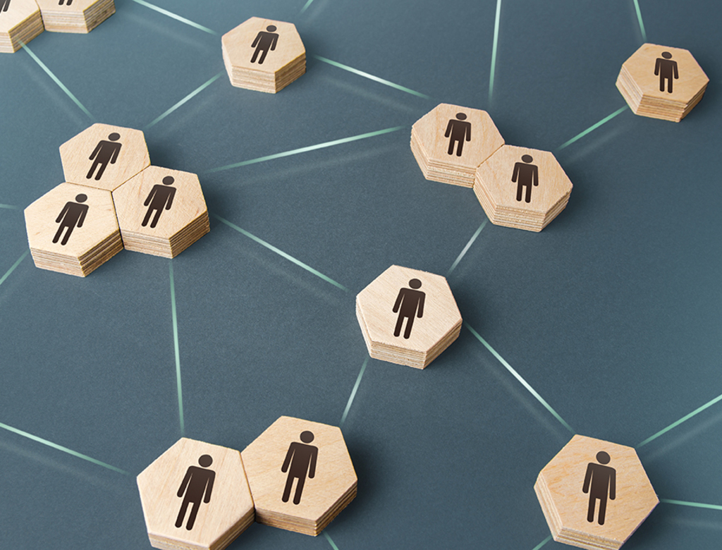 Menschen schließen sich in einem einzigen Netzwerk zusammen. Delegation von Arbeit und Verantwortlichkeiten. Dezentrale Vernetzung. Zusammenarbeit im Team. Funktionsweise der Abteilungen und Abteilungen des Unternehmens.