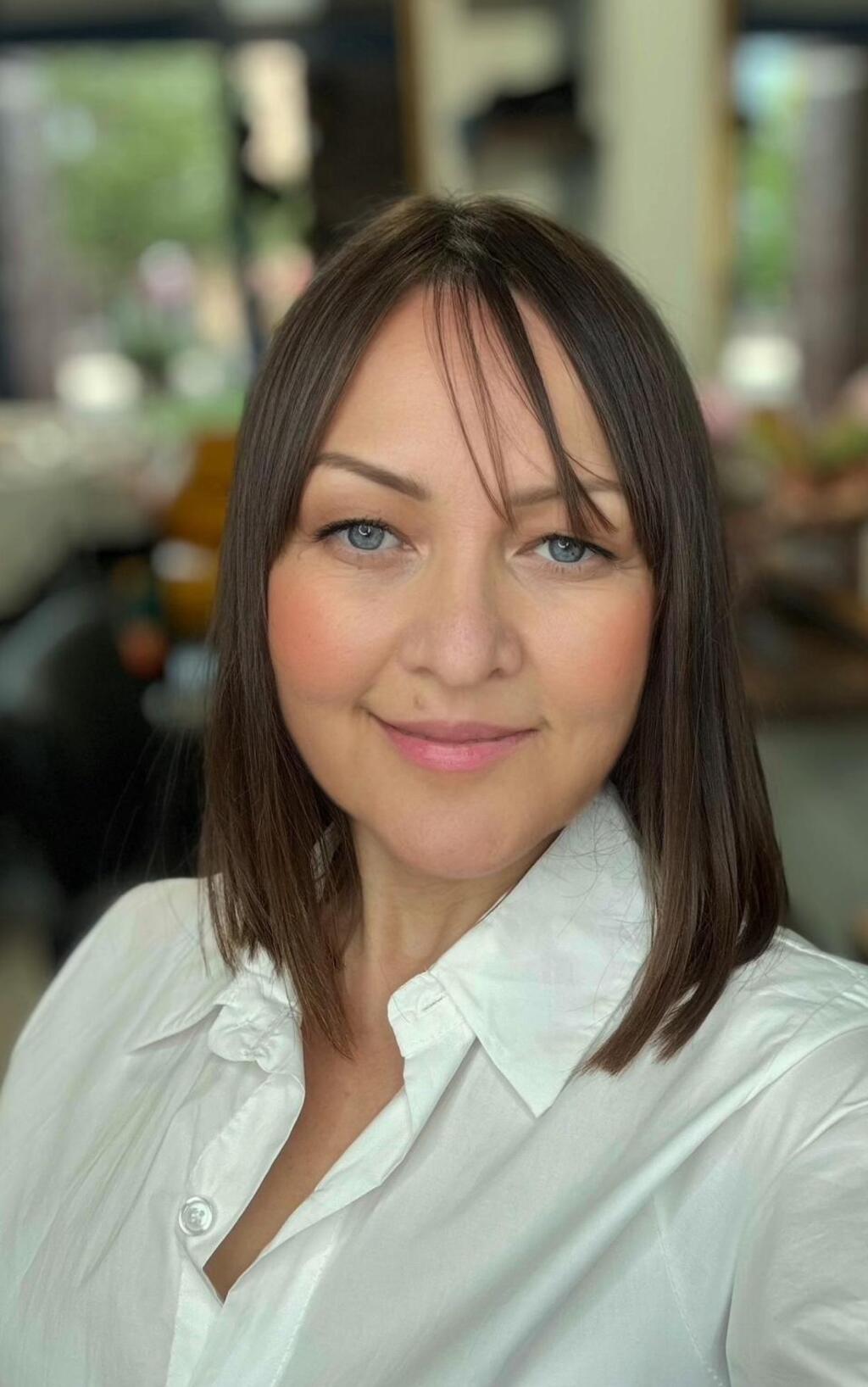 Portraitfoto von Friseurmeisterin Gulnara Julia Kahler in ihrem Friseursalon in Hamburg Schnelsen