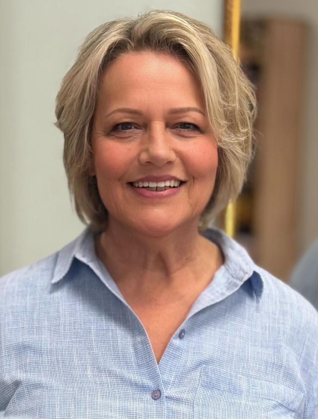 Portraitfoto von Friseurmeisterin Gulnara Julia Kahler in ihrem Friseursalon in Hamburg Schnelsen