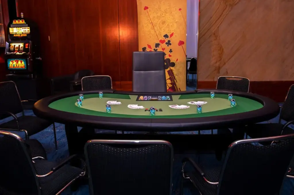 Hochwertiger Black-Jack-Tisch mit Stühlen bereit für ein Casino-Event