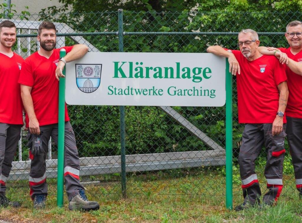 Kläranlage Garching – Runde grüne Klärbehälter und Wasserbecken bei Sonnenschein