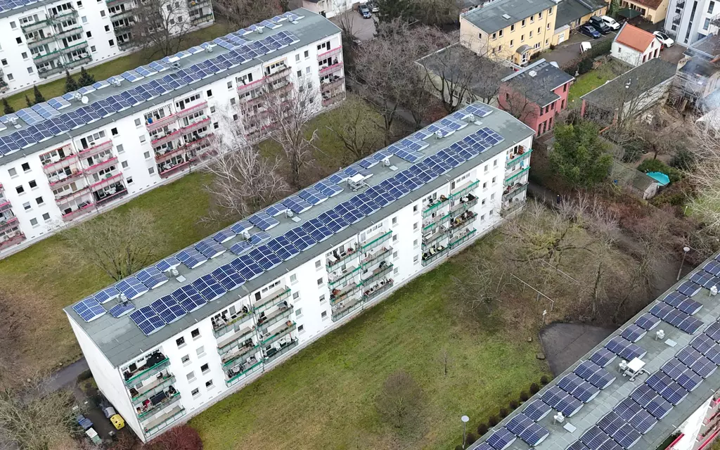 Luftaufnahme mehrerer Mehrfamilienhäuser der WBG Treptow Nord mit Mieterstrom-PV-Anlagen darauf