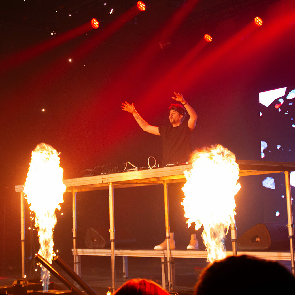 rød solnedgang over Dønnamannen