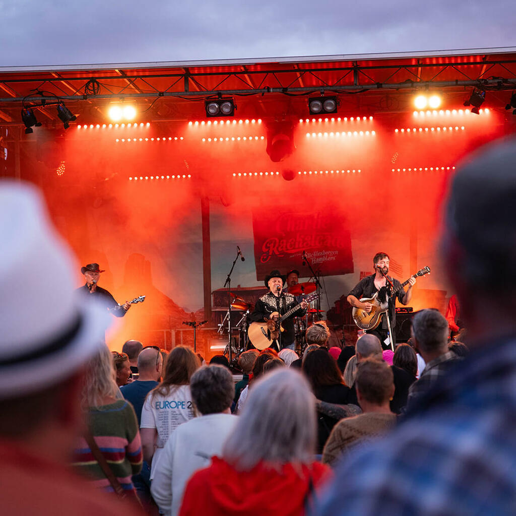 Ferge med rød solnedgang på fjellene de syv søstre i bakgrunnen