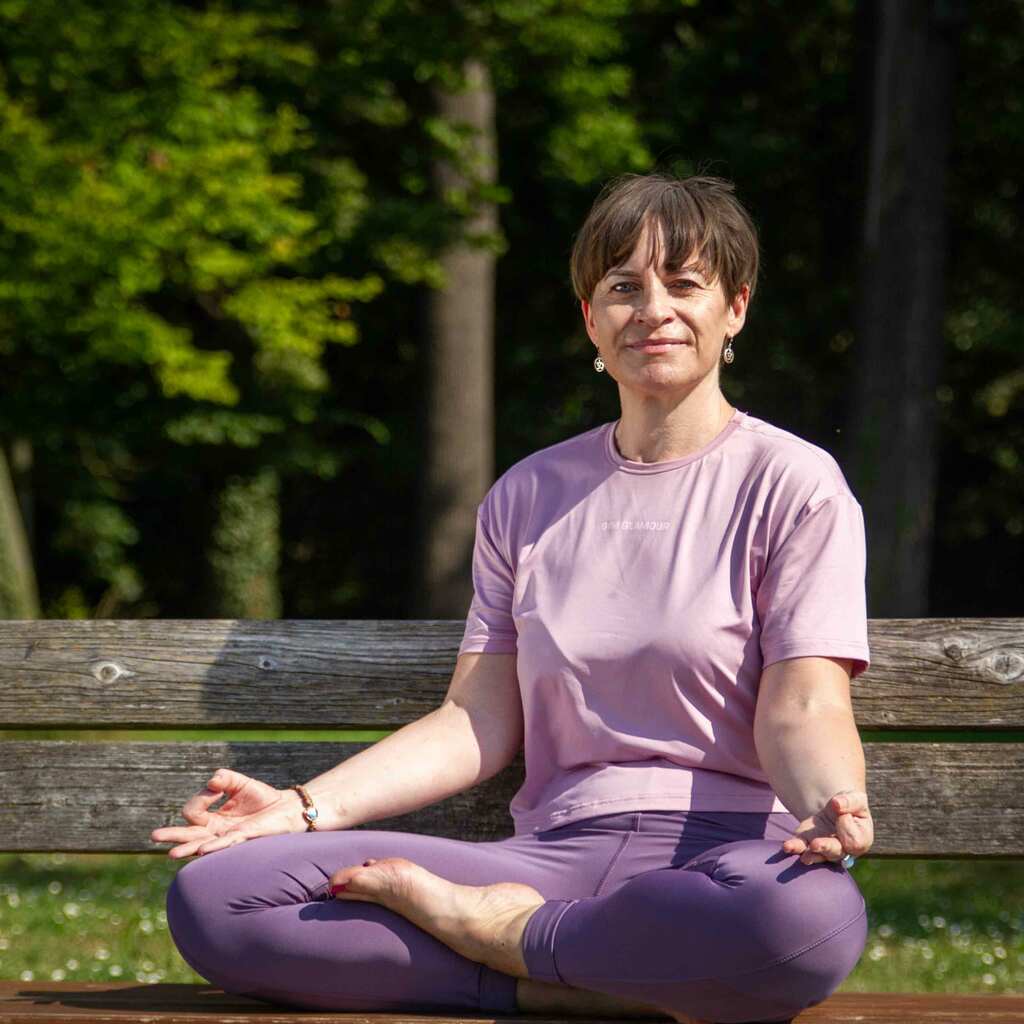 Yogalehrerin Monika Krüger zeigt entspannende Yoga-Übung im Yogakraftzirkel