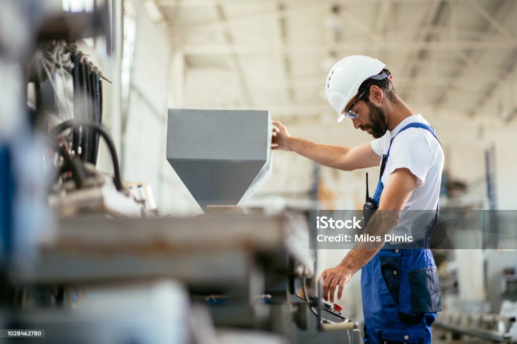 Arbeiter bedient eine Maschine