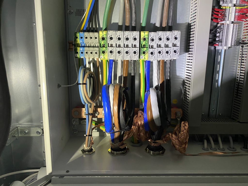 Elektrischer Schaltschrank mit mehreren Kabeln