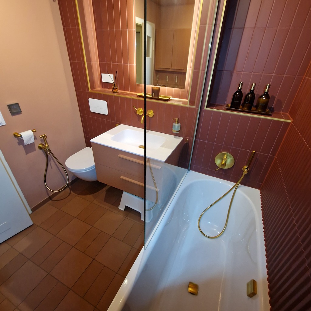 Bild eines renovierten Badezimmers mit neu verlegten Fliesen