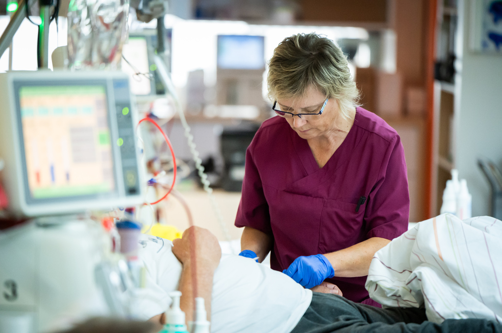 Pflegekraft betreut Patient während der Dialyse