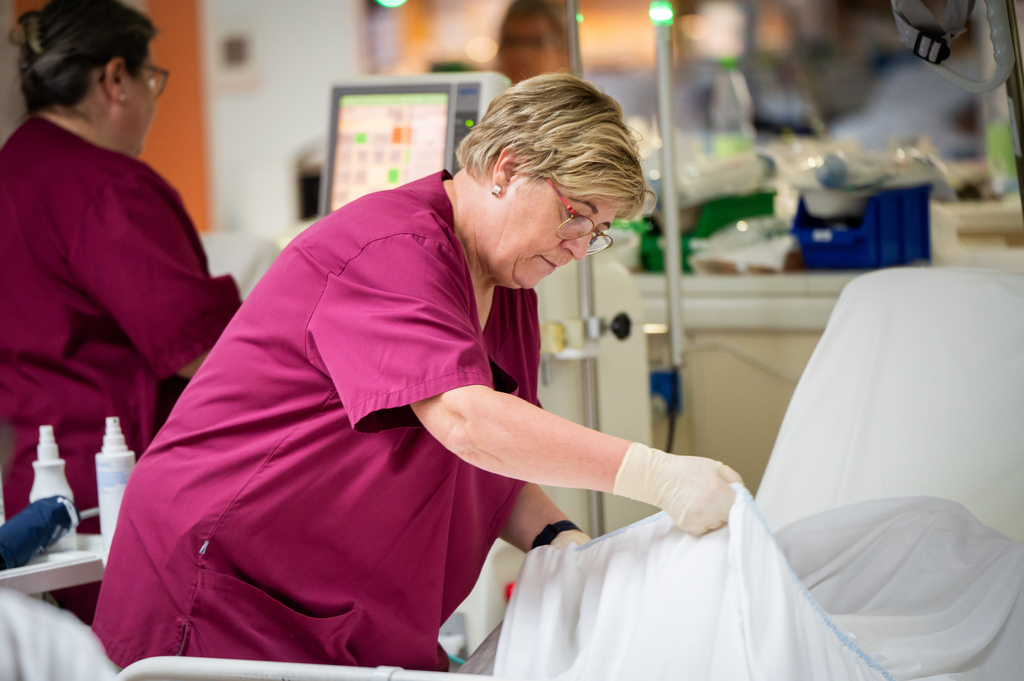 Pflegekraft richtet ein Bett im Dialysebereich