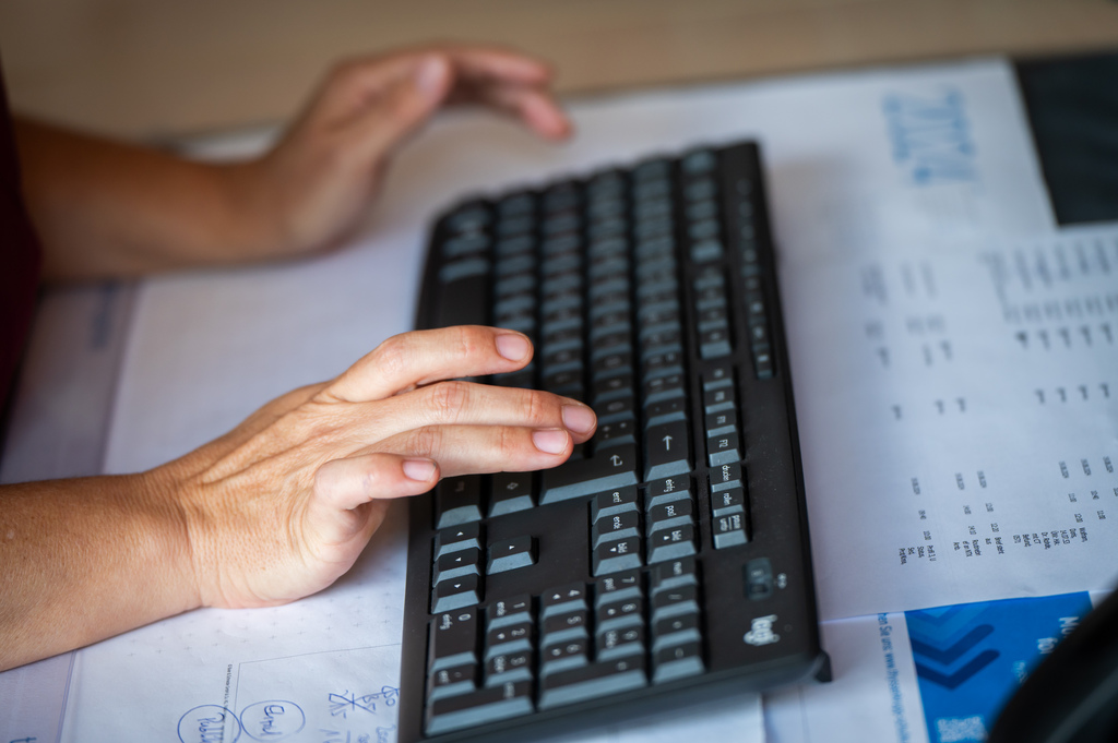 Hände auf Tastatur bei der Dokumentation