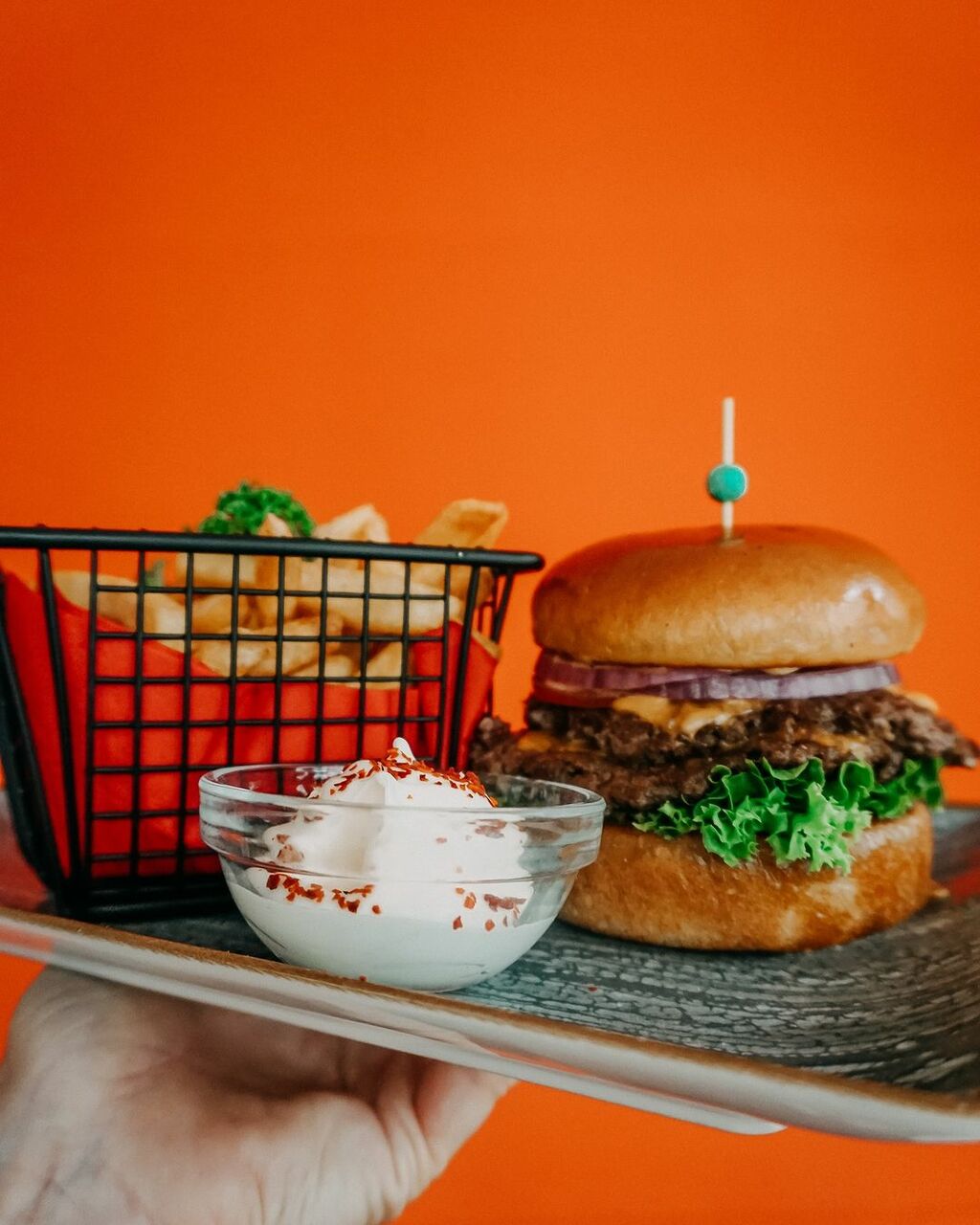Burger, Fritten und Dip auf Tablet