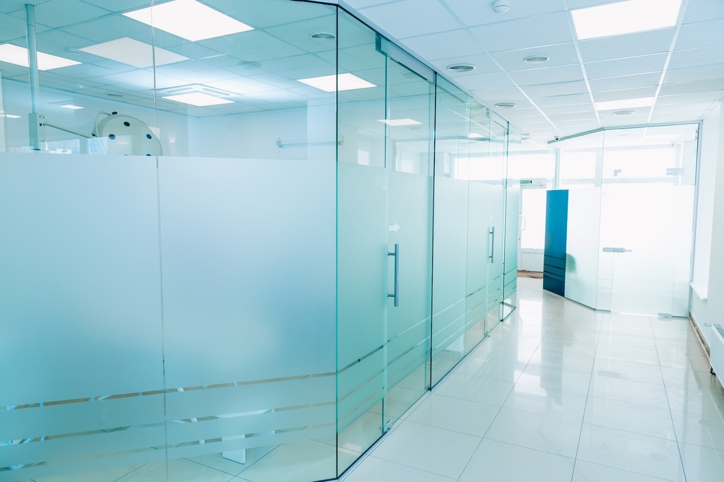 Arztpraxis mit Glaswänden in matter Folie