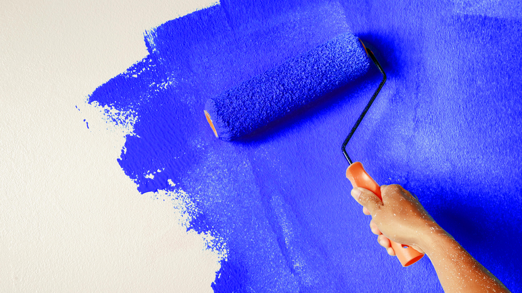 dunkelblauer Farbaufstrich an eine Wand