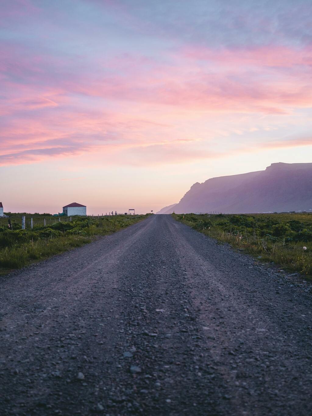 Straße in Island bei Sonnenuntergang