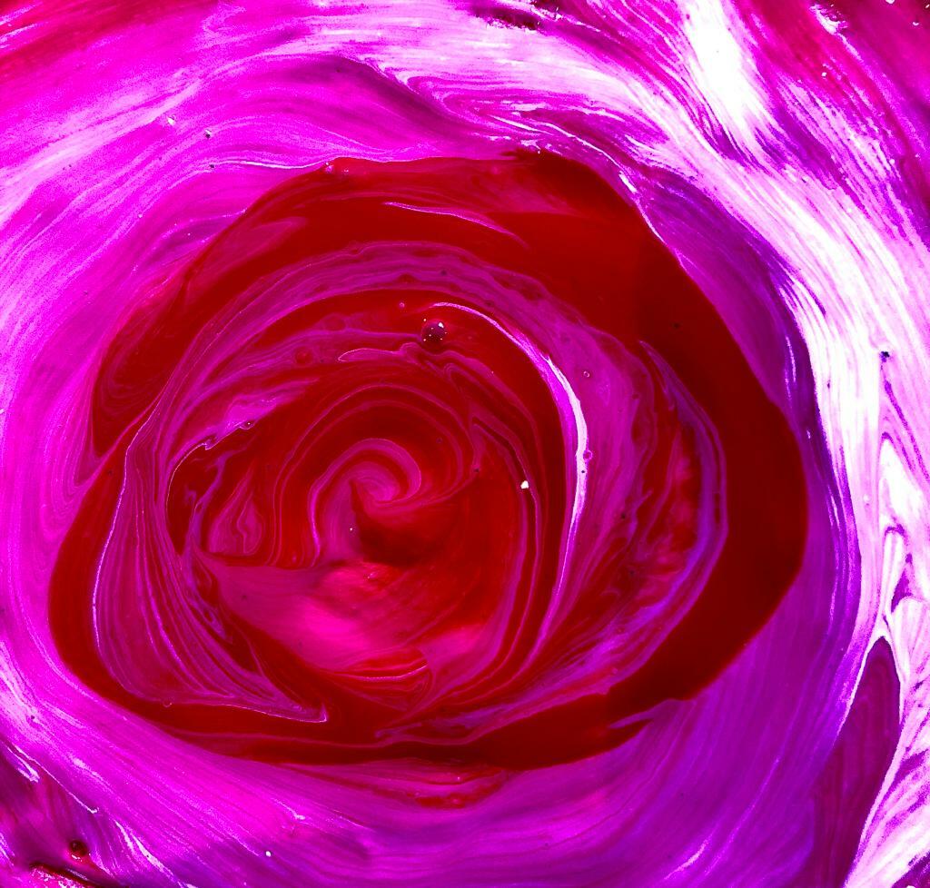 Abstraktes Gemälde in Rosa- und Rottönen mit wirbelnden Mustern