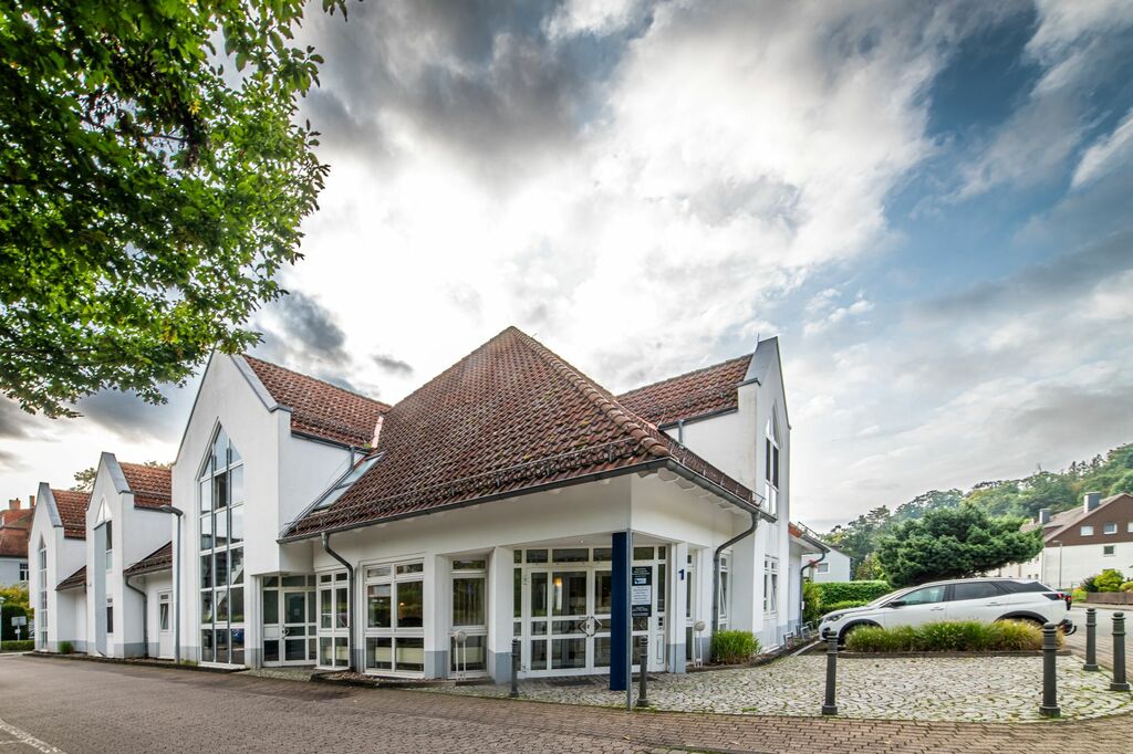 Außenansicht des Nierenzentrums Hameln mit roten Dachziegeln