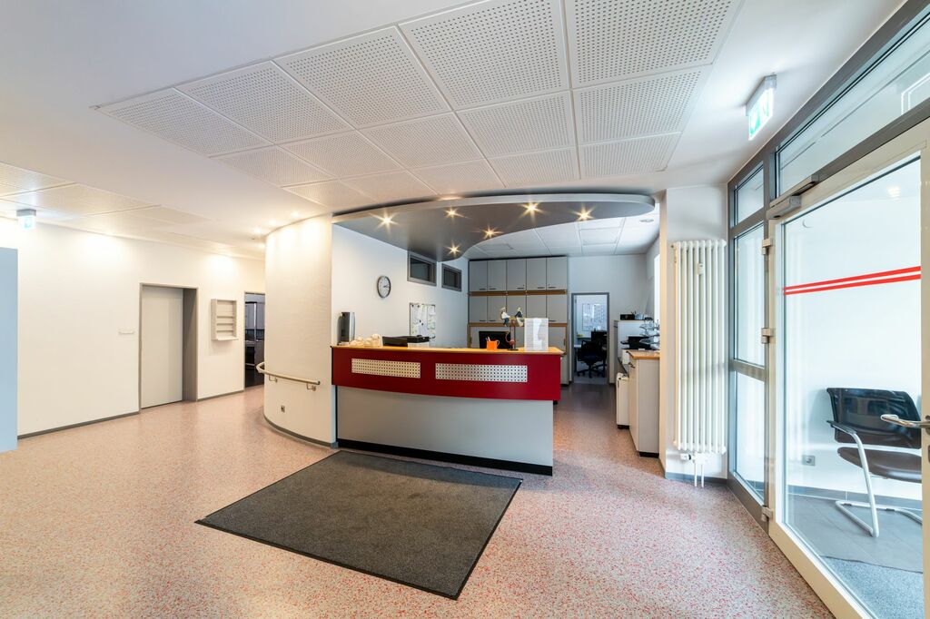 Heller Empfangsbereich mit rotem Tresen im Nierenzentrum