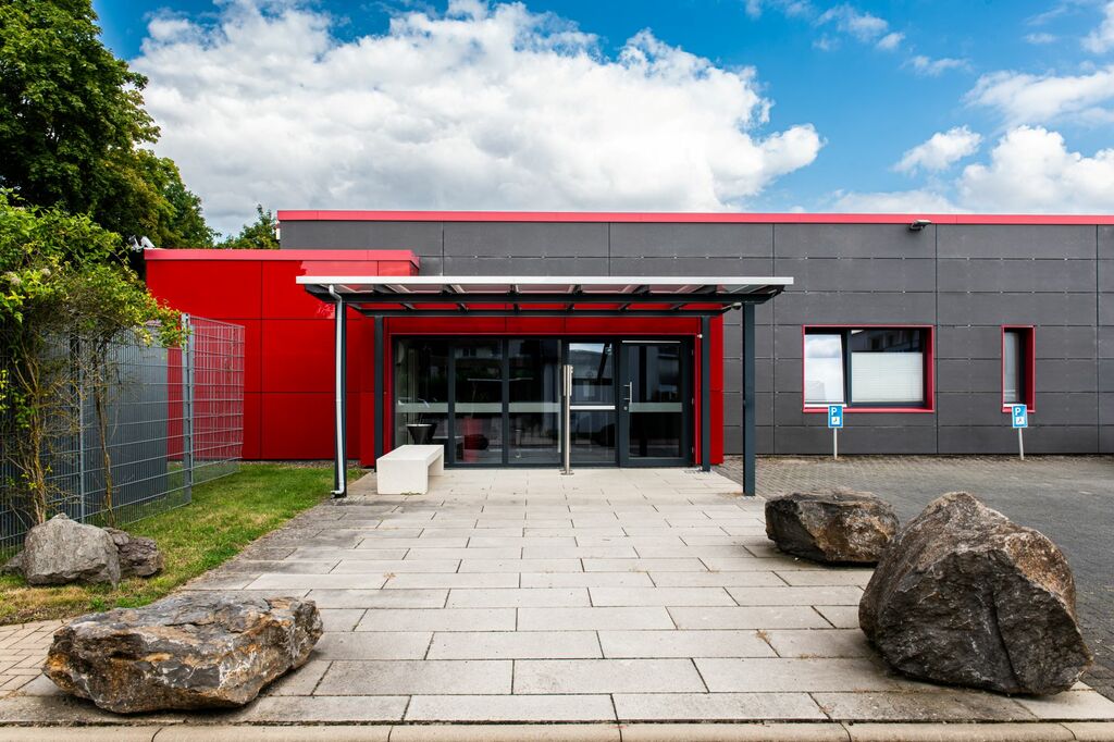 Eingang des Nierenzentrums Springe mit moderner Fassade