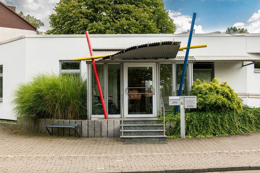 Eingang des Nierenzentrums Bad Nenndorf mit moderner Gestaltung