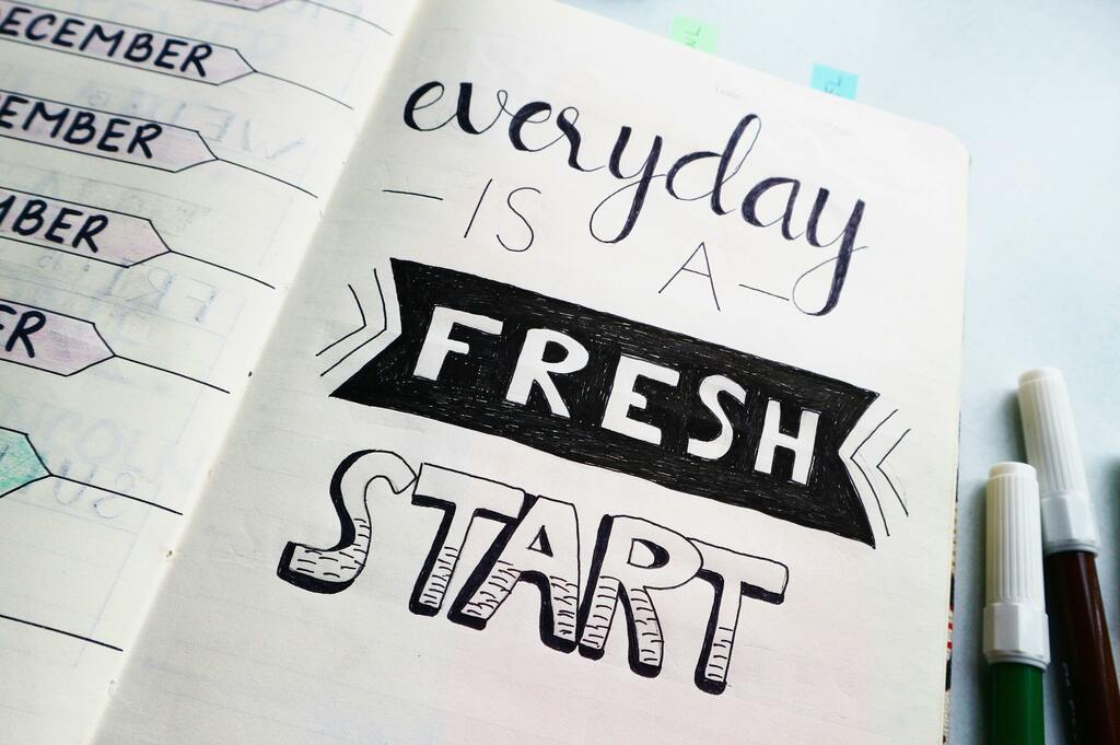 Notizbuch mit der Botschaft „Everyday is a fresh start“ in handgeschriebener Typografie