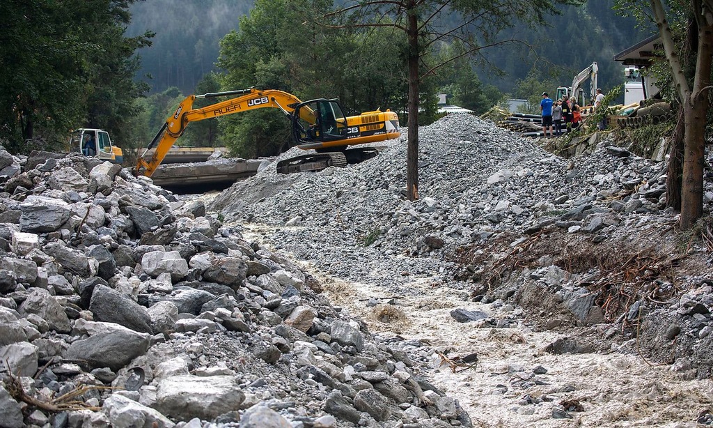 Gefahren durch Starkregen besser abschätzen: Durch Frühwarnung bei Pegelanstieg und Hangbewegung