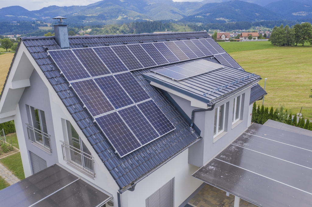 Einfamilienhaus mit Solaranlage auf dem Dach in ländlicher Umgebung