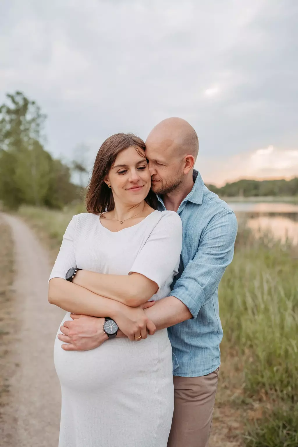 Ein glückliches Paar bei einem Schwangerschaftsshooting in Brandenburg. Die Familie erwartet ein Baby. 