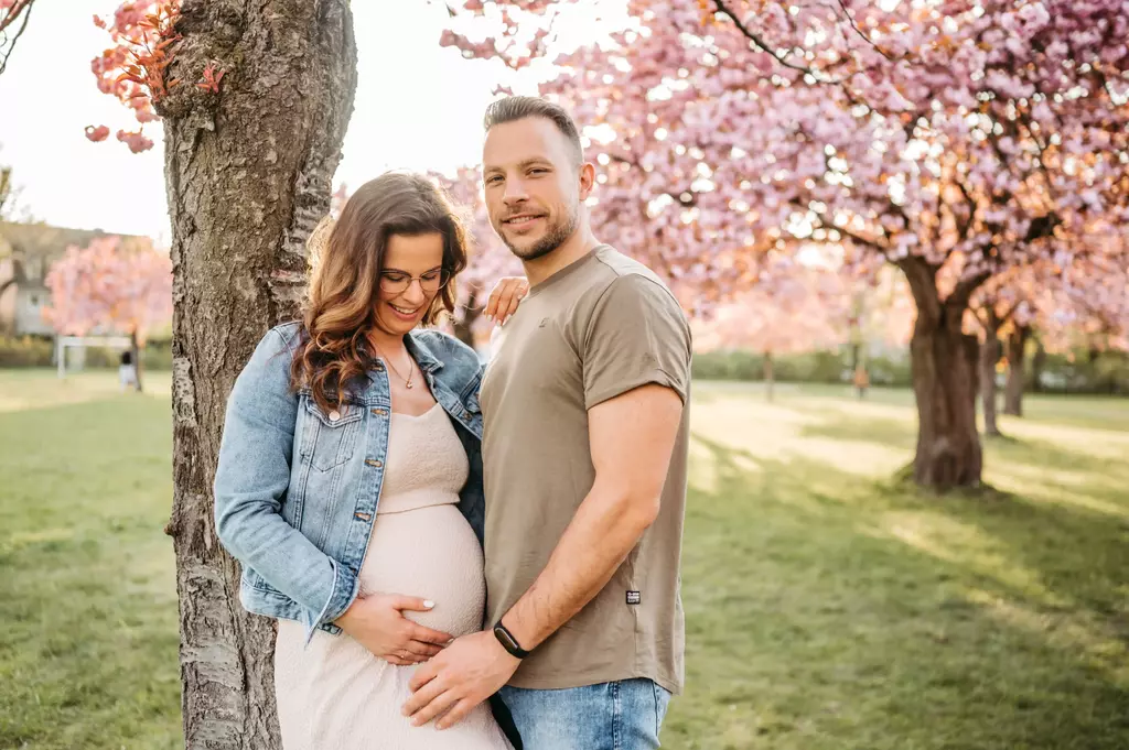 Ein Pärchen bei einem Babybauch Shooting in Berlin