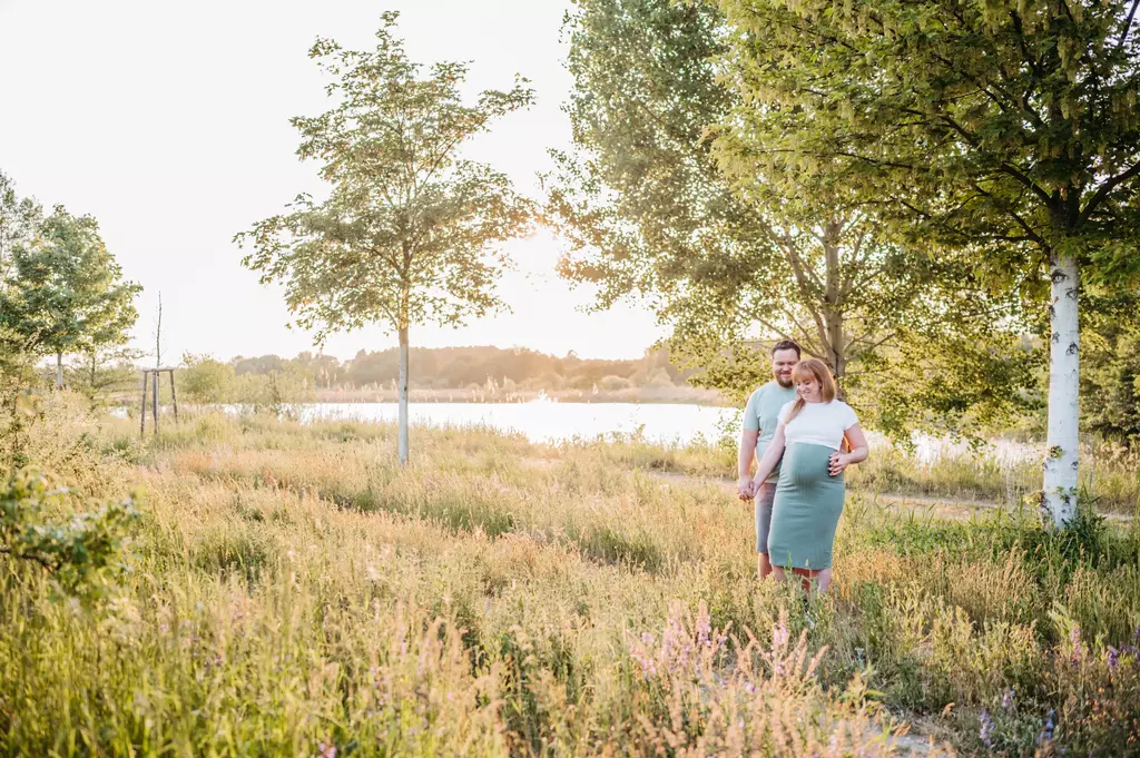 Ein Babybauch Shooting mit Partner in Brandenburg