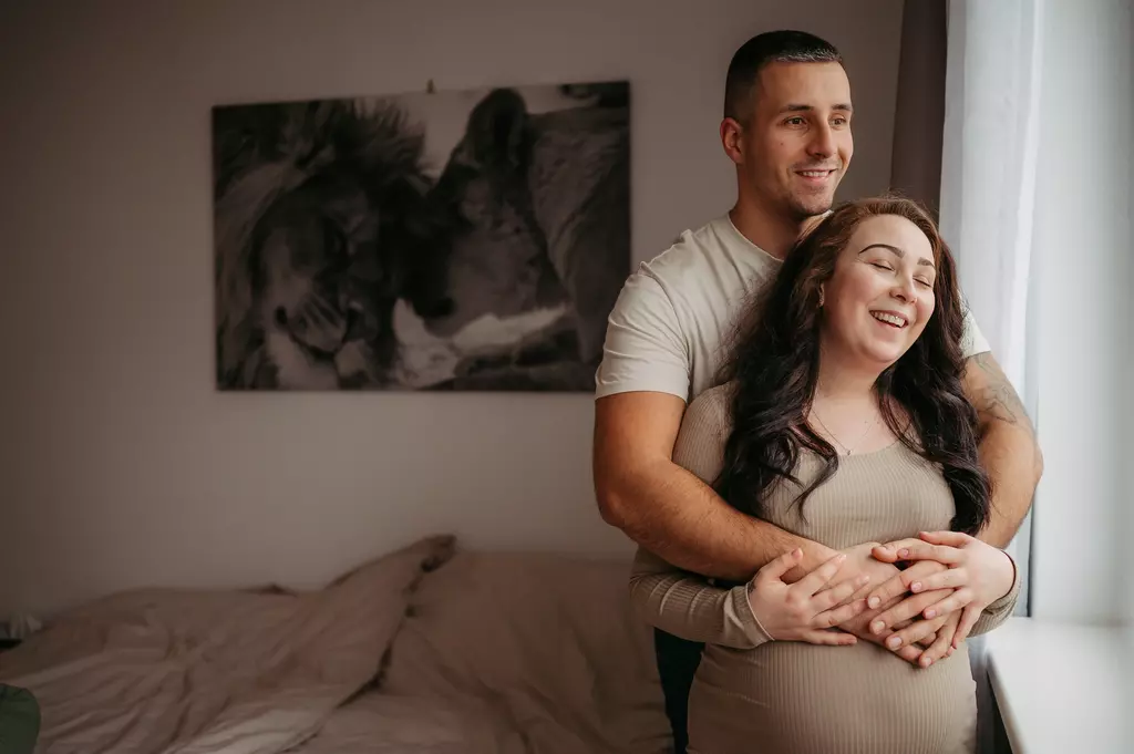 Ein Schwangerschafts Fotoshooting zu Hause in Berlin