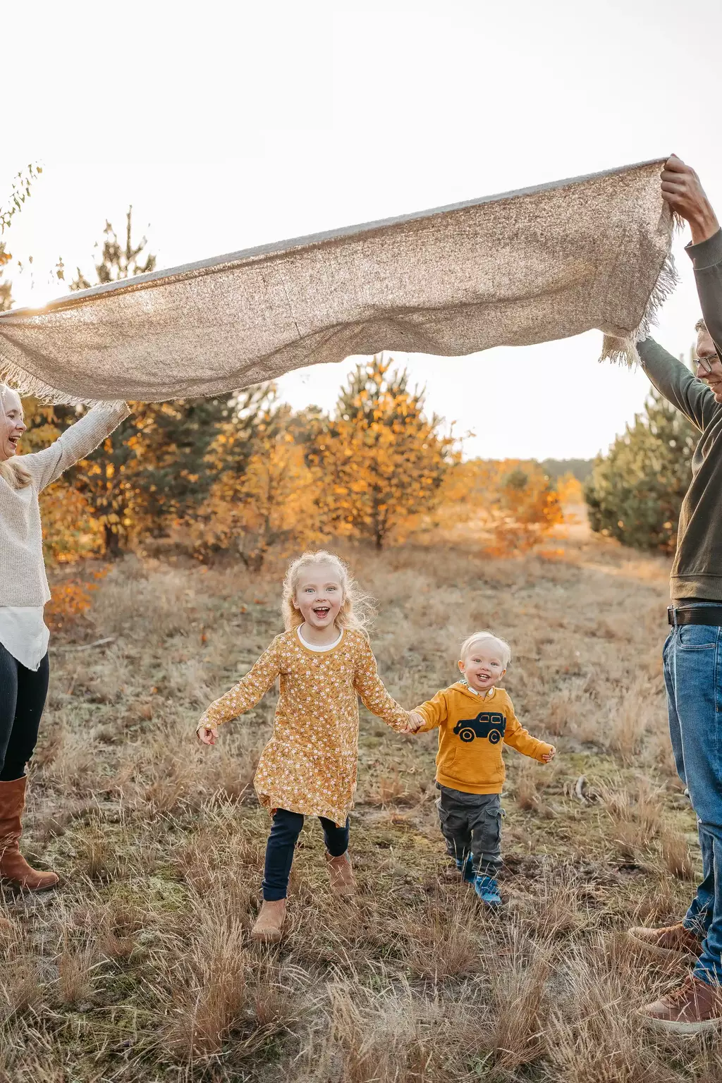 Eine Familie mit Kindern bei einem Familien Fotoshooting in Berlin