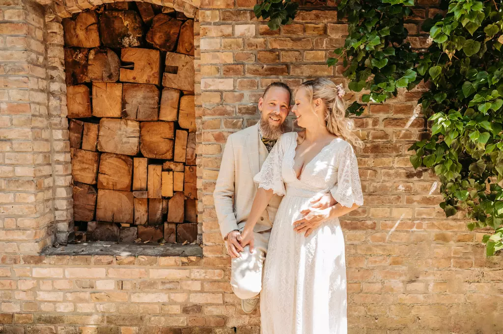 Ein Hochzeitsfotograf für Standesamt stellt ein Brautpaar in Brandenburg in Szene