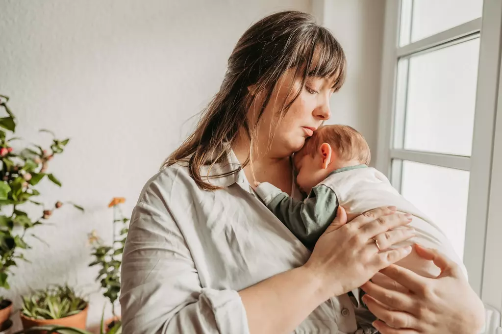Ein Newborn Shooting in Berlin mit der stolzen Mutter