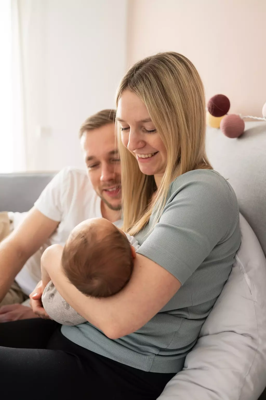 Glückliche Eltern mit ihrem Baby bei einem Newborn Shooting in Berlin